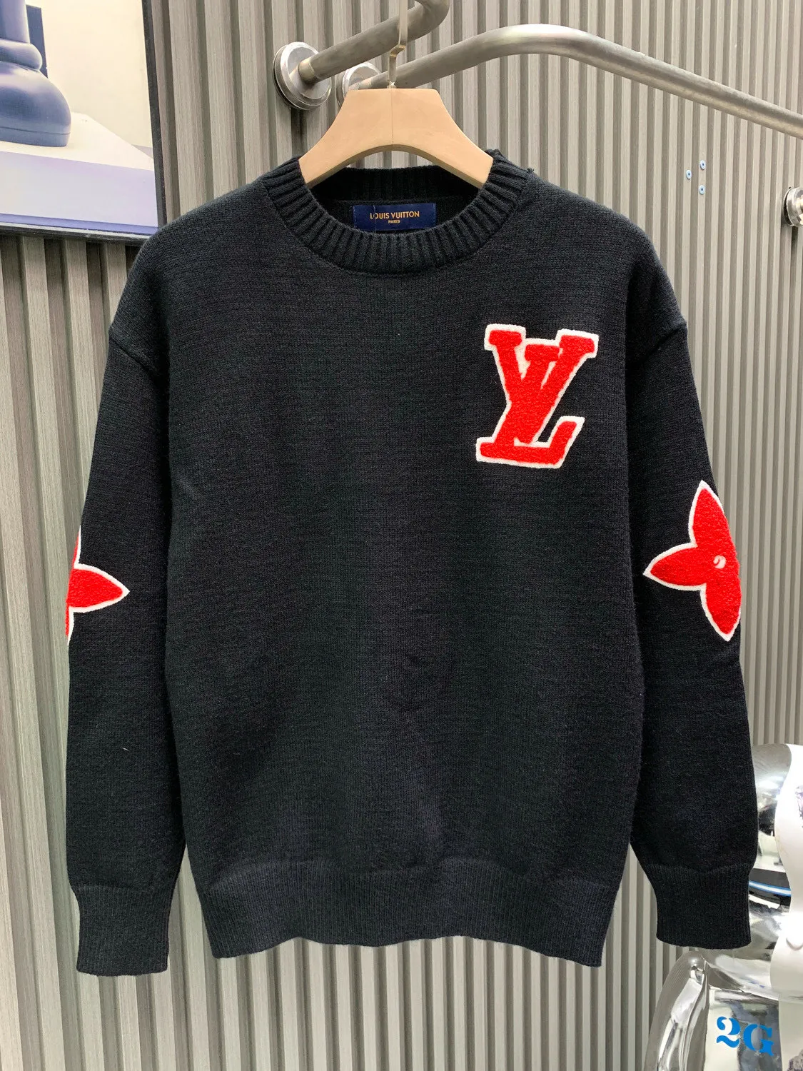 🅿️400 🀄️ Louis Vuitton 25Fw jacquard letter logo knitted woolen sweater on the front and back. The fabric is made of 82% sheep wool blended with 18% nylon cotton thread. It is made of imported jacquard machine woven pieces 6S thick needle cotton wool sweater. It has excellent thermal insulation performance. The jacquard process highlights the contrasting four-leaf clover and logo intarsia pattern, which enhances the three-dimensional sense and layering of the sweater. The fabric piece is woven using a 47W imported Stoll 3-needle ultra-fine machine from Germany. It is knitted at a parallel and even speed with reference to the original single-sided partial mesh bottom hanging wool structure. Each piece takes 270 minutes. During the weaving, 16 sand spits are used to alternately knit back and forth. The number of knitting rows for a single piece of front garment hanging wool is as high as 6352. There are so many knots in the newly woven garments that it requires pure manual thread picking and knot head inspection. Seam picking/washing can only be carried out after spot inspection.